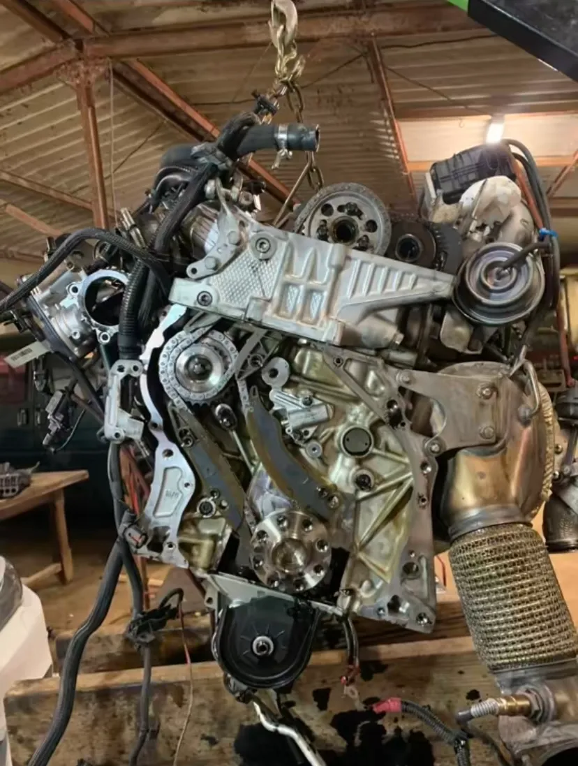 Moteur complet extrait suspendu en cours d'intervention mécanique par AC Auto Performance à Narbonne