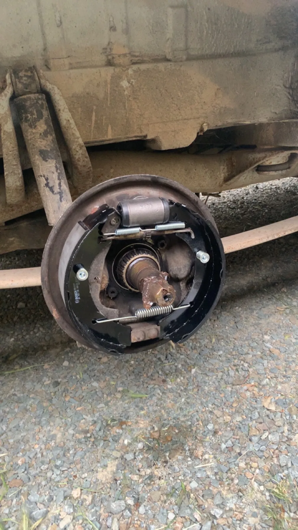 Tambour de frein arrière déposé lors d'une intervention mécanique à domicile par AC Auto Performance
